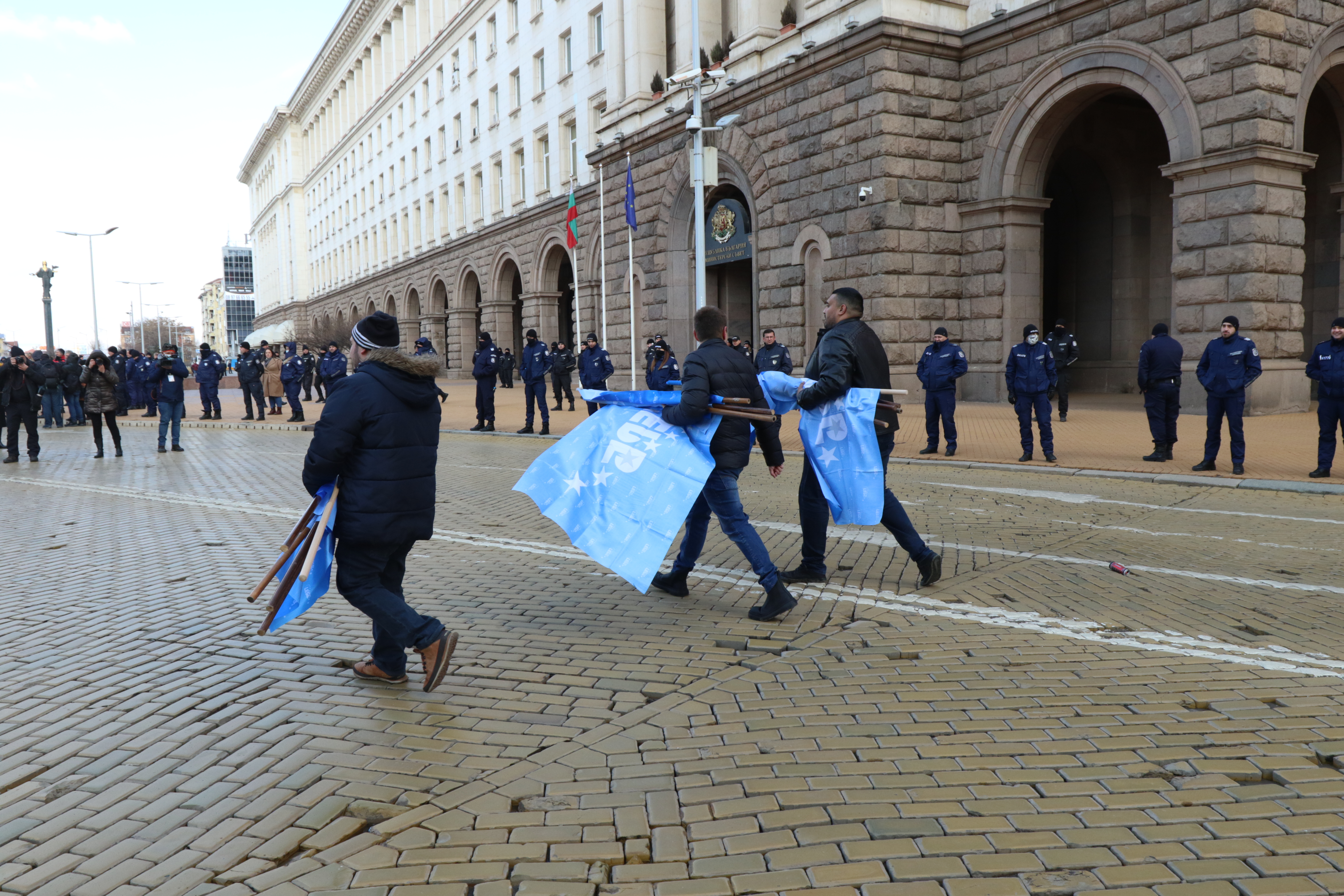 <p>Активисти на ГЕРБ на протест пред Министерски съвет в подкрепа на Борисов</p>