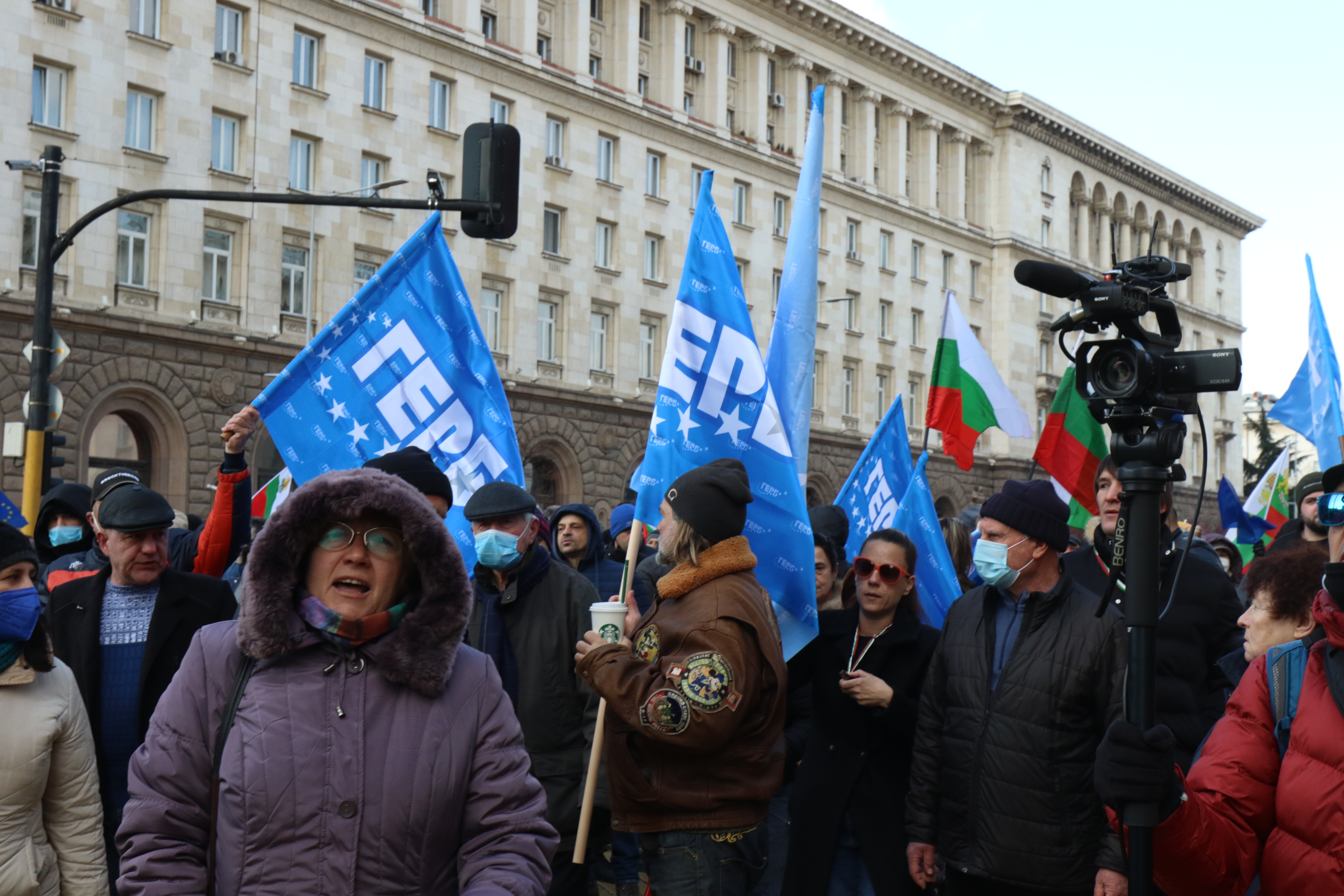 <p>Активисти на ГЕРБ на протест пред Министерски съвет в подкрепа на Борисов</p>