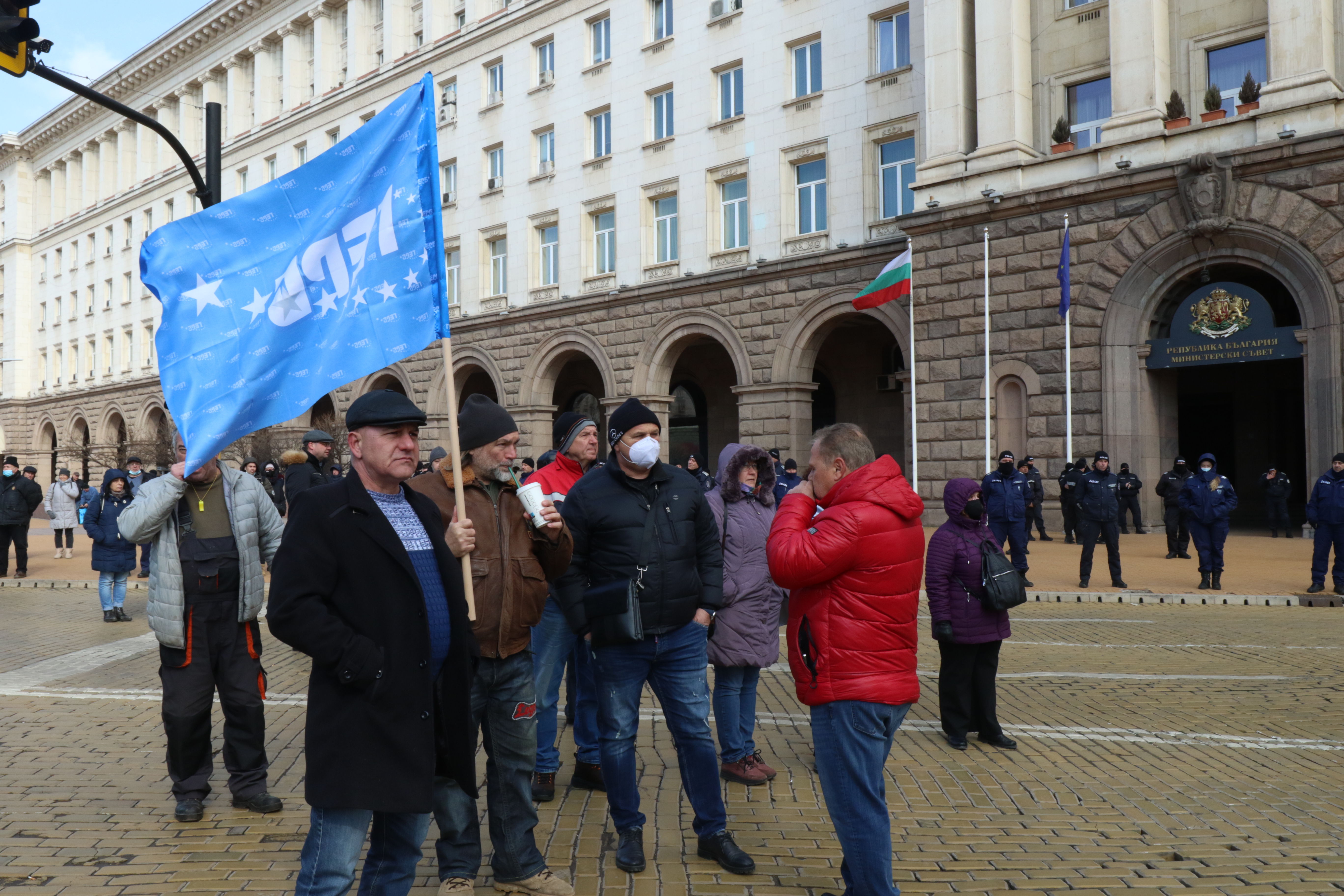 <p>Активисти на ГЕРБ на протест пред Министерски съвет в подкрепа на Борисов</p>