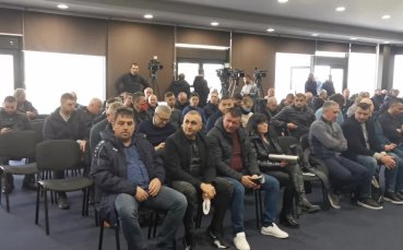 Ето колко са присъстващите на резервираната от Бербатов зала
