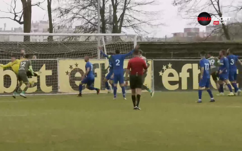 Минута преди края на първата част Хебър нанесе своя удар.