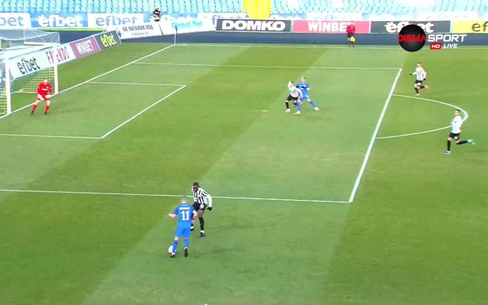 В 29-ата минута Александър Георгиев центрира в наказателното поле, където