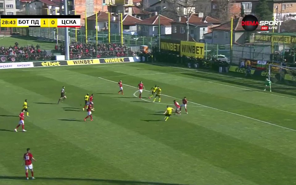 Тодор Неделев реализира красиво попадение, за да увеличи преднината на