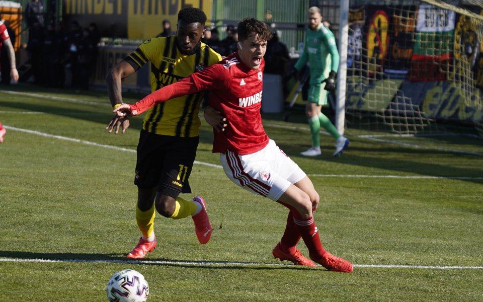 Освен че падна от Ботев Пд с 0:2, отборът на