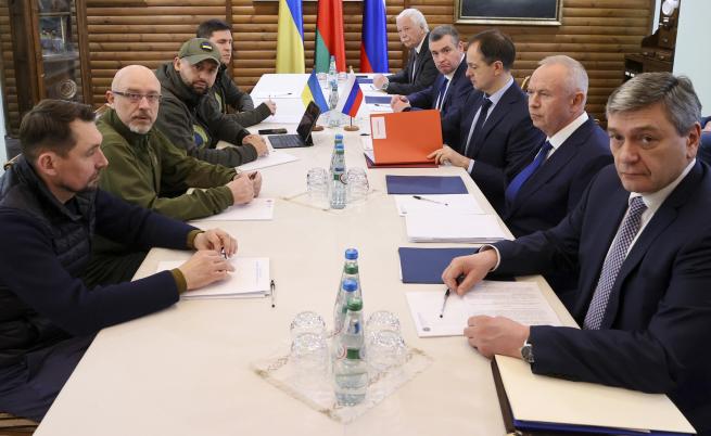 Русия и Украйна продължават мирните преговори
