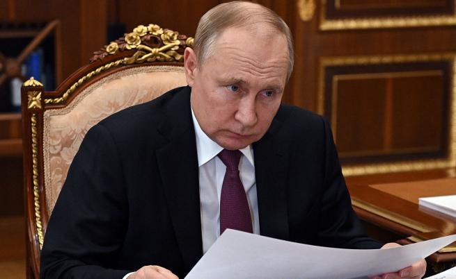 Изолиран и заобиколен от лакеи: Как управлява Путин