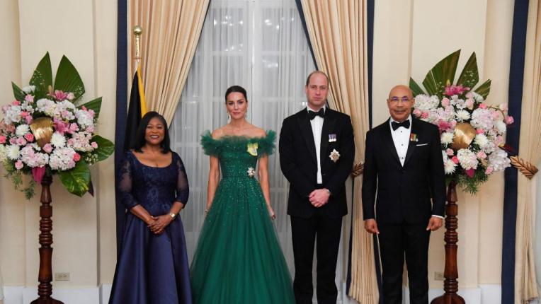 Кейт Мидълтън и принц Уилям на официална вечеря в резиденцията на генерал-губернатора на Ямайка