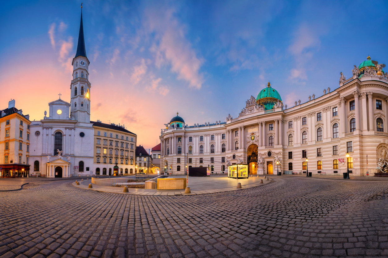 <p><strong>17. Виена, Австрия -&nbsp;</strong>това е една от столиците на любовта, освен че е сред най-добрите европейски дестинации. Идеално място за романтици.</p>
