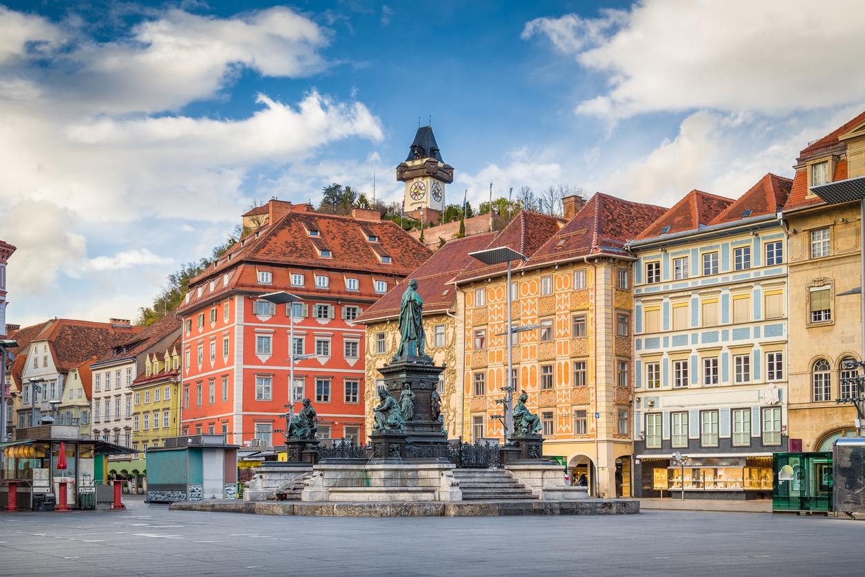 <p><strong>19. Грац, Австрия -&nbsp;</strong>въпреки че е вторият по големина град в Австрия с 250 000 жители, Грац е подходящ за пешеходци. Там посетителите могат да се разхождат щастливо с часове.</p>
