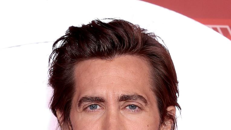  Джейк Джиленхол в розово за премиите „ Тони “, 2021 година 