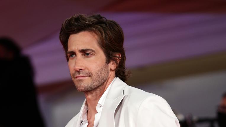  Елегантен в бяло: Джейк Джиленхол на Филмовия фестивал във Венеция, 2021 година 