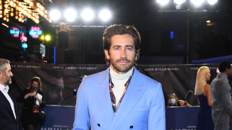  Джейк Джиленхол е моден в синьо на английската премиера на „ Линейката “ 