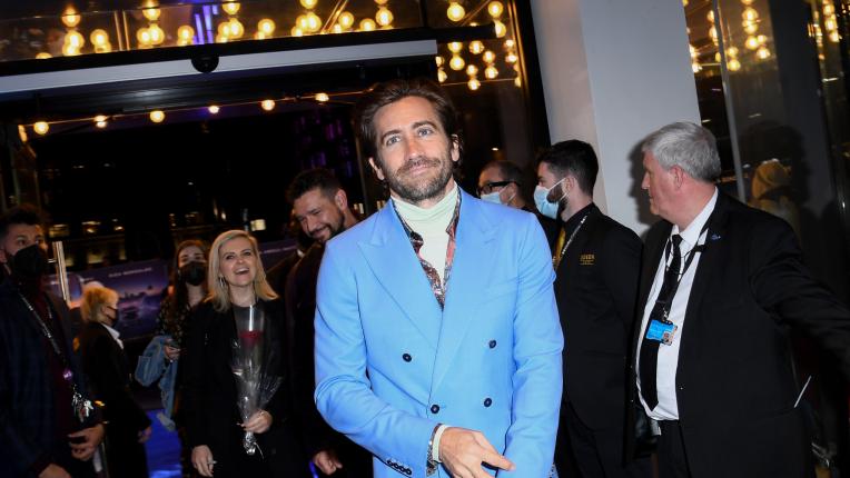  Джейк Джиленхол е моден в синьо на английската премиера на „ Линейката “ 