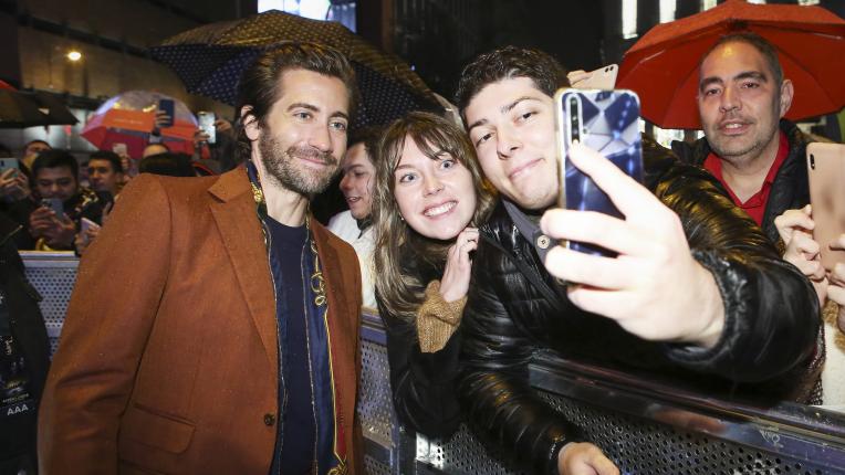  Мадрид го обича: Джейк Джиленхол очарова на испанската премиера на „ Линейката “ 