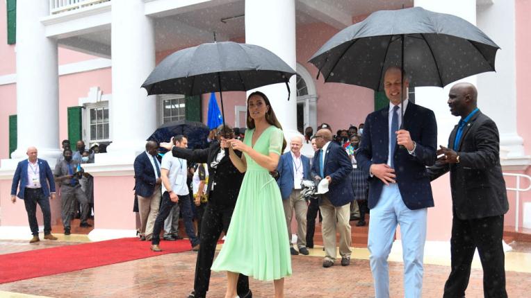  Кейт и Уилям на посещаване в локално учебно заведение и уличния фестивал на Джункану 