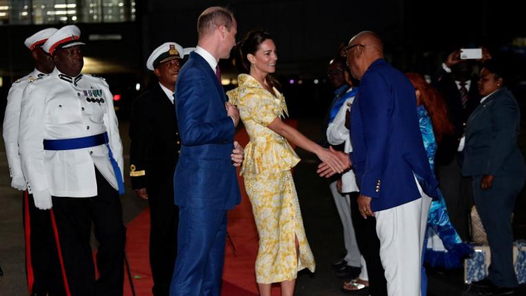 Край на кралското турне в Карибите: Кейт и Уилям се връщат във Великобритания