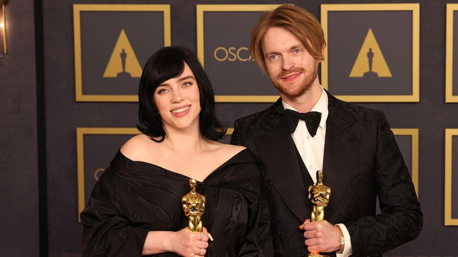 Били Айлиш и брат ѝ Финиъс бяха удостоени с "Оскар" за песента от филма "Смъртта може да почака"