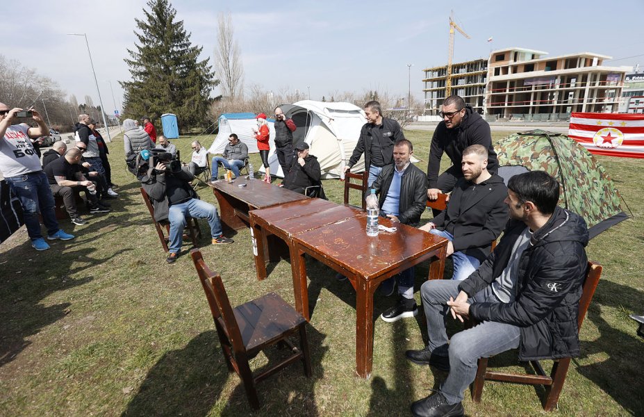 Феновете на ЦСКА организираха палатков лагер пред БФС1