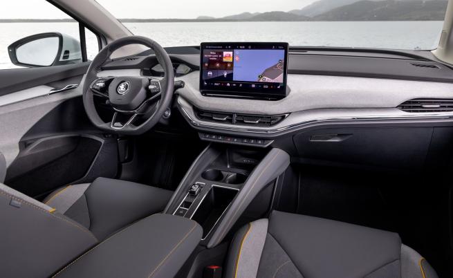  STOP&GO: Малкото приборно табло е с диагонал 5,3 инча, само че тв приемникът по средата на таблото е с диагонал 13 инча. 