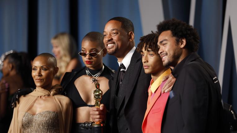 Уил Смит и семейството му след победата на Оскарите