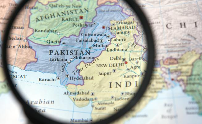Изборите в Пакистан: Религиозни екстремисти и транссексуални политици