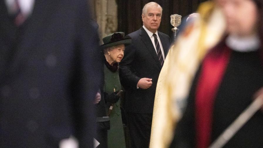 Принц Андрю придружава кралица Елизабет II до мястото ѝ в Уестминстърското абатство