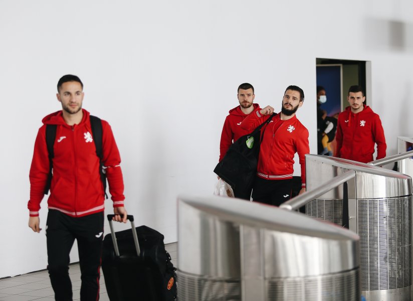 Националният отбор по футбол се върна от Доха след контролите1