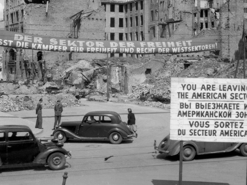 След период на относителен мир Съветският съюз нахлува в Афганистан