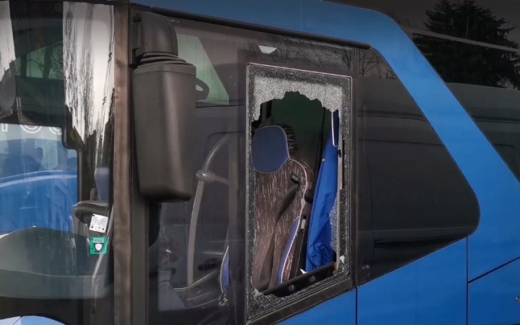 Счупиха стъкло на автобуса на Левски, криминалисти разследват случая