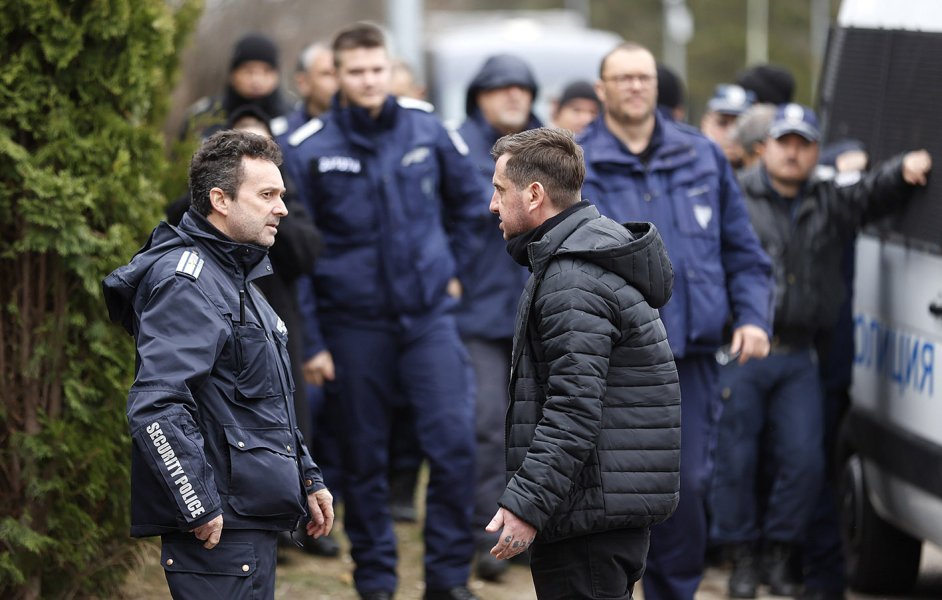 Протест пред сградата на БФС В Бояна1