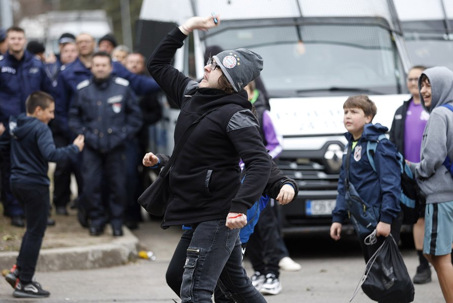 Протест пред сградата на БФС В Бояна1