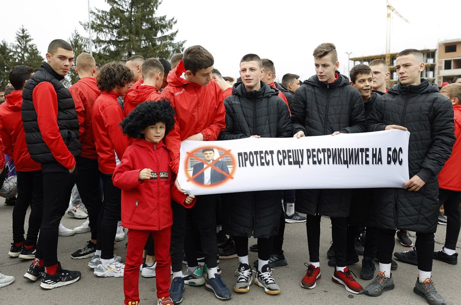 Протест пред сградата на БФС В Бояна1