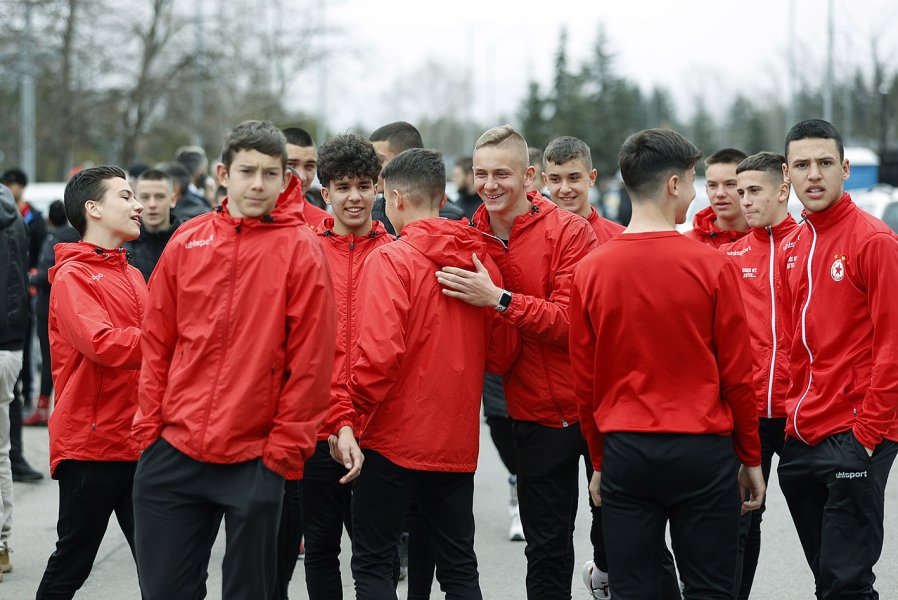 Протест пред сградата на БФС В Бояна1