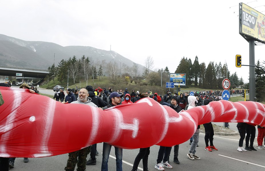 Протест пред сградата на БФС В Бояна1