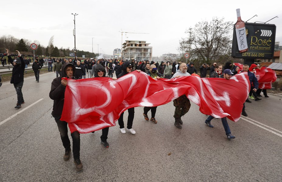 Протест пред сградата на БФС В Бояна1