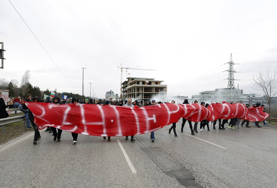 Протест пред сградата на БФС В Бояна1