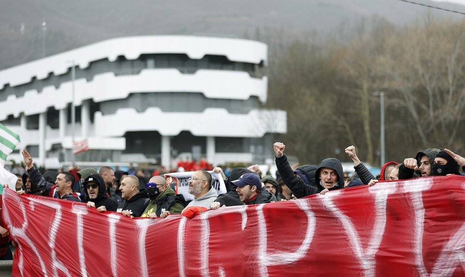 Протест пред сградата на БФС В Бояна1