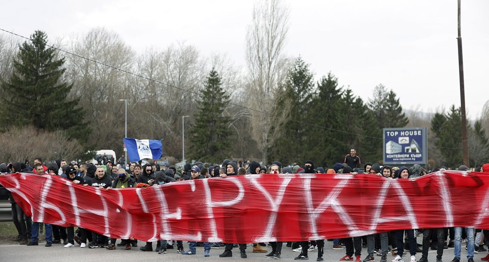 Протест пред сградата на БФС В Бояна1