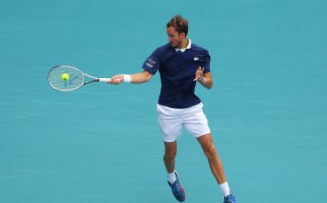 Медведев загуби още в първия кръг в Женева