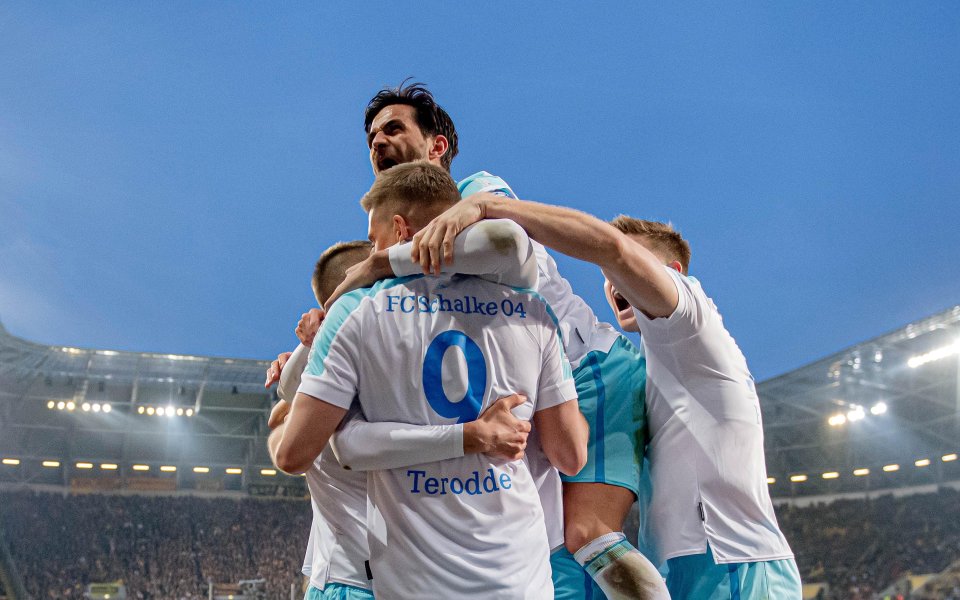 Шалке 04 продължава похода си към завръщане в Бундеслигата. „Кралско