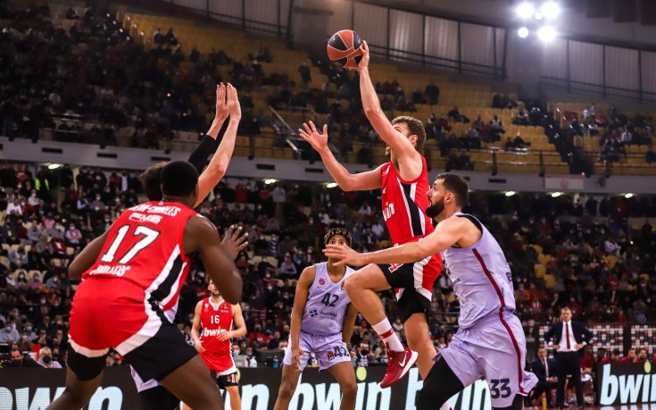 Олимпиакос срази Барселона в Евролигата, Везенков с пореден силен мач