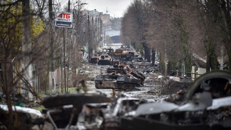 Унищожена руска военна техника на улица в Киев