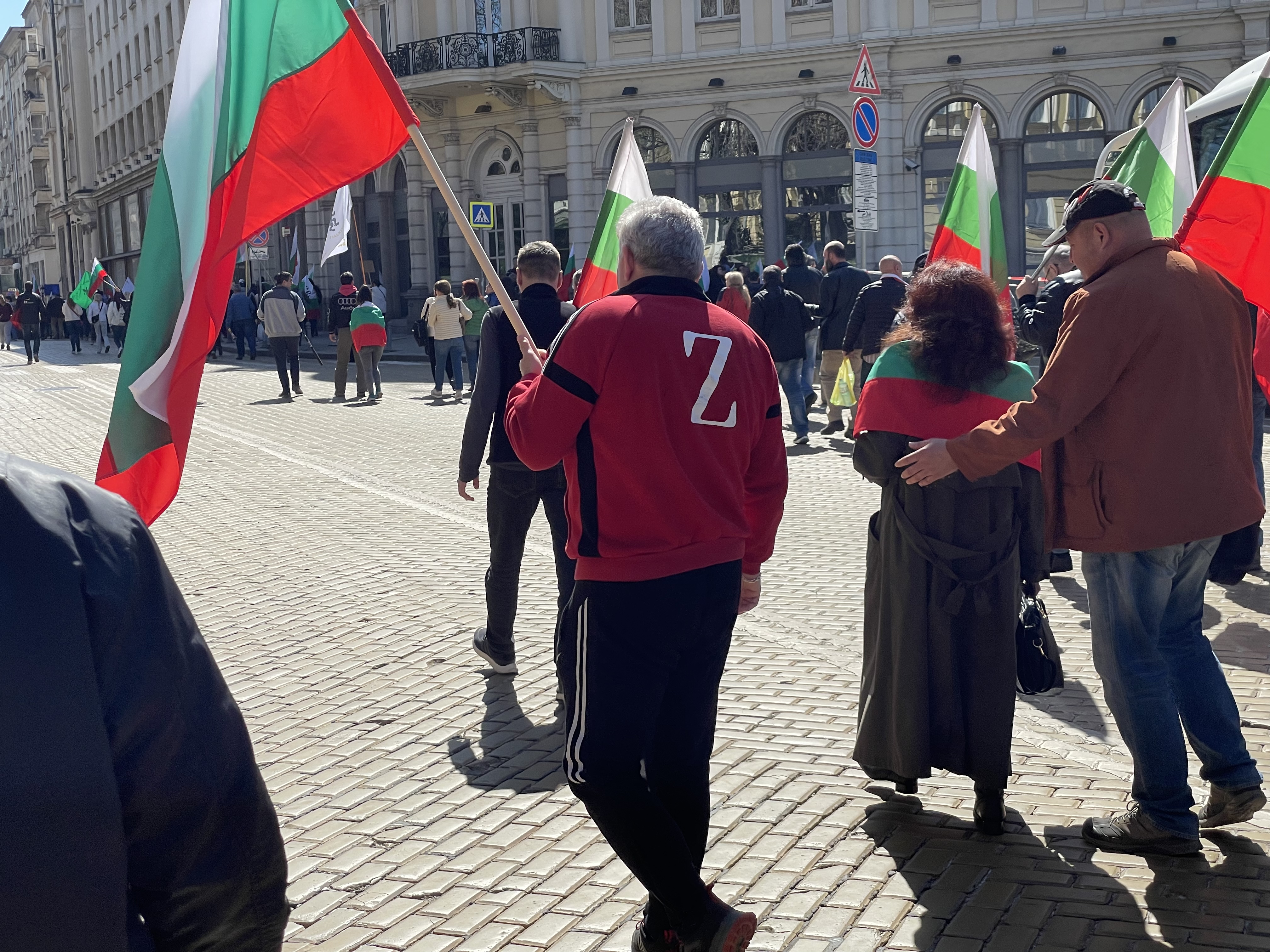 <p>Автобуси докараха привърженици на &quot;Възраждане&quot; за протест пред сградата на парламента. Сред тях има такива с изписан символ &quot;Z&quot; на гърбовете</p>