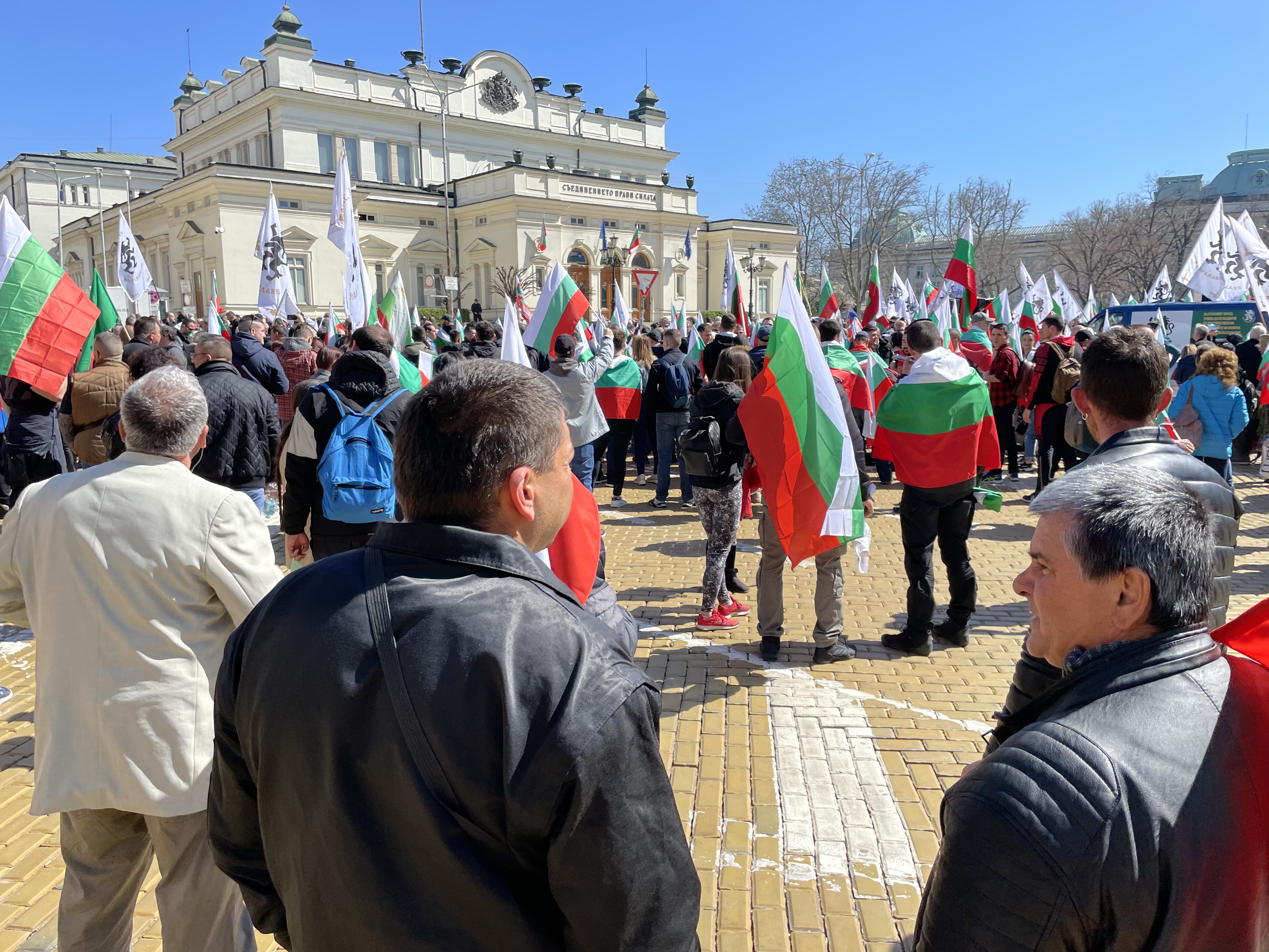 <p>Автобуси докараха привърженици на &quot;Възраждане&quot; за протест пред сградата на парламента. Сред тях има такива с изписан символ &quot;Z&quot; на гърбовете</p>