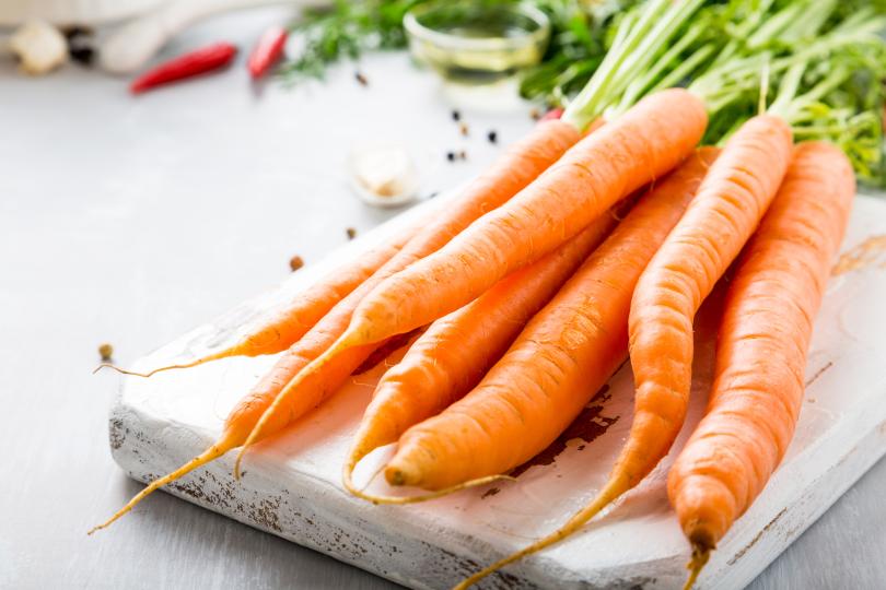 <p><strong>Моркови</strong></p>

<p>Морковите са полезни не само за очите, но и за косата ви. Морковите са богати на бета-каротин, който се превръща във витамин А при поглъщане. Важно е да се отбележи, че нито една от клетките в тялото ви не може да функционира без витамин А, затова е препоръчително да приемате много витамин А в диетата си. Липсата на Витамин А в храната ви води до косопад, изтъняване и оплешивяване. Други варианти на плодове и зеленчуци, богати на витамин А, са сладките картофи, бататът, тиквата, мангото и кайсиите.</p>