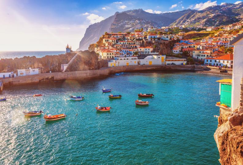 <p><strong>Мадейра, Португалия</strong></p>

<p>Мадейра със сигурност е най-красивият остров в Европа с мек климат през цялата година и недокосната природа. Мадейра има богата история, култура, гастрономия и традиции. Можете да се насладите на прочутото типично &quot;вино Мадейра&quot; на просторна тераса. Навсякъде по островите има естествени басейни от лава. Популярна атракция са баните в Порто Мониз - поредица от великолепни естествени басейни, които сякаш се сливат с океана.</p>