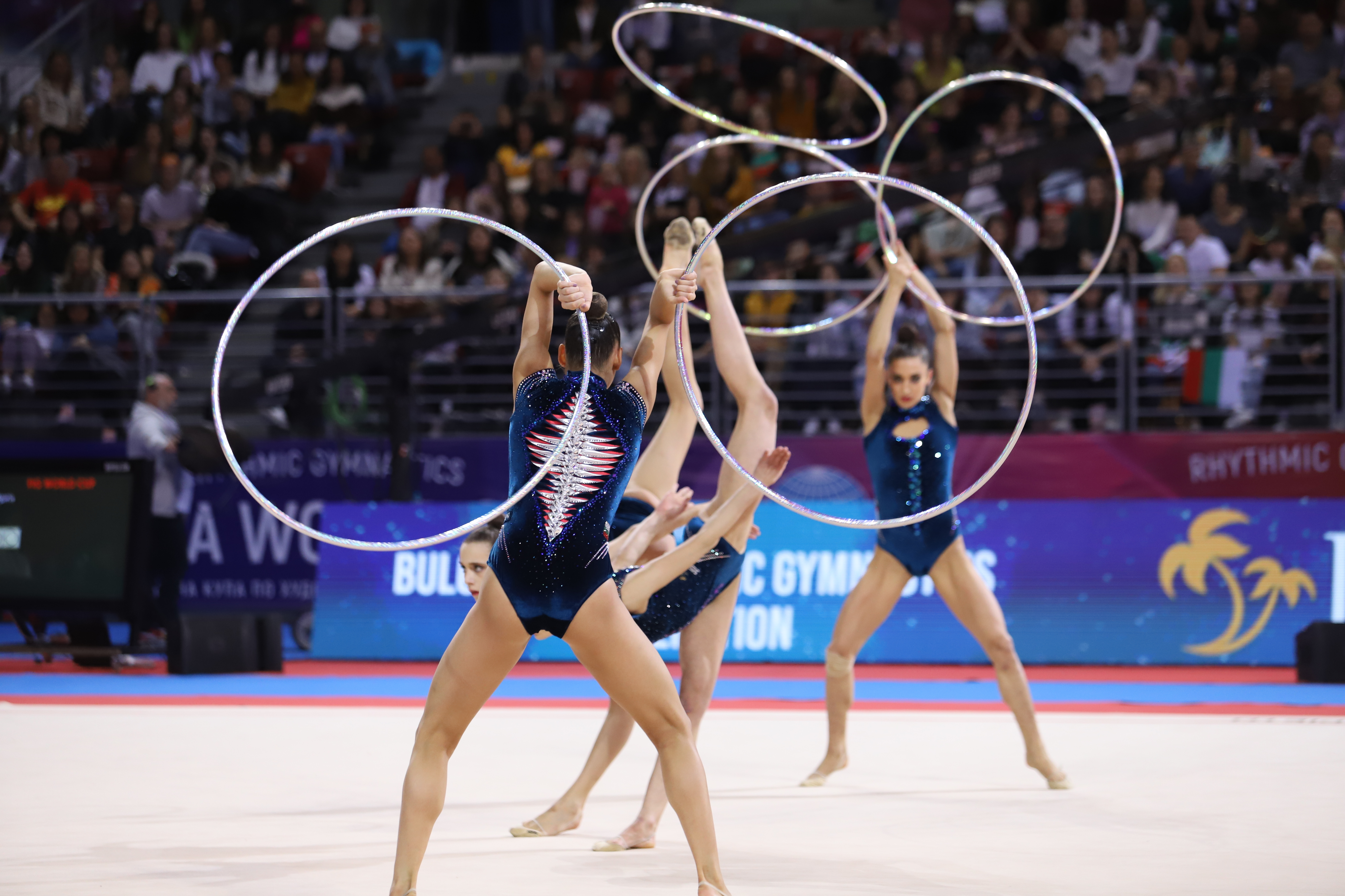 <p>Боряна Калейн, Стилияна Николова и момичетата от ансамбъла на България триумфират на Световната купа по художествена гимнастика в София</p>