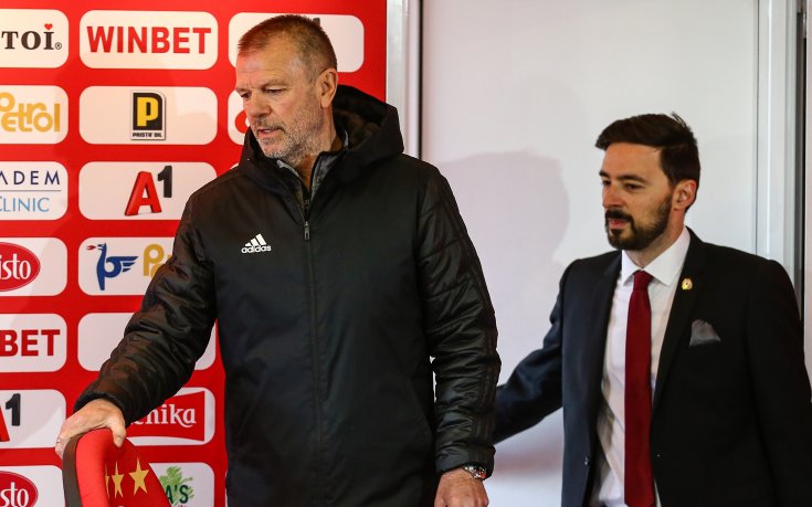 Стойчо Младенов сe сбогува с футболистите, младите плачат