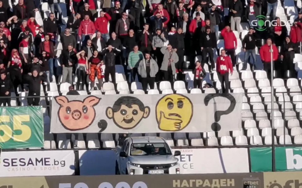 Още преди да са изминали и 10 минути игра в