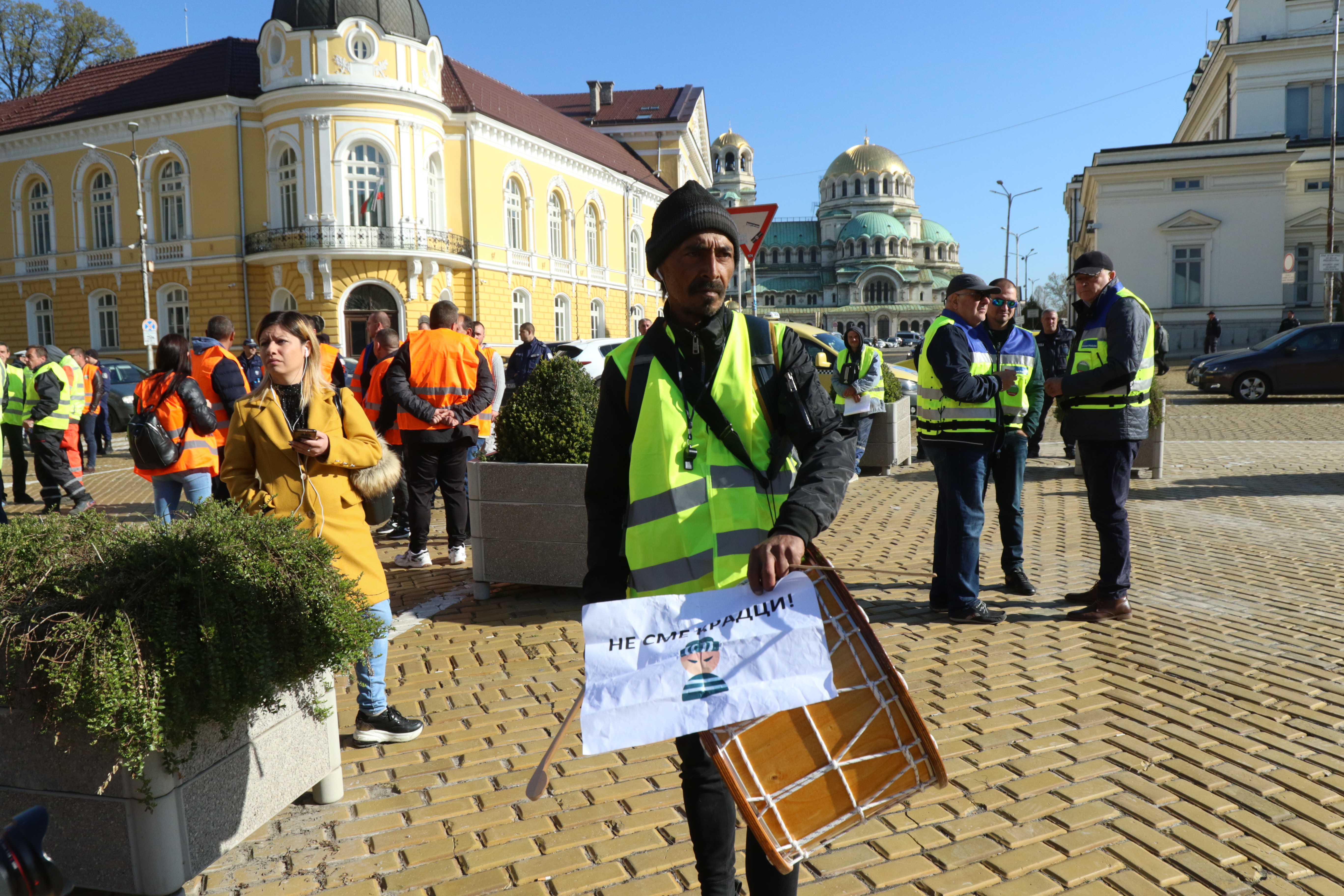 <p>Пътностроителните фирми излязоха на национален протест, организиран от Българската браншова камара &quot;Пътища&quot;, с искане да им бъдат изплатени дължимите от държавата над 1,1 млрд. лв. за извършени от тях дейности. В София хората се събраха пред Народното събрание</p>